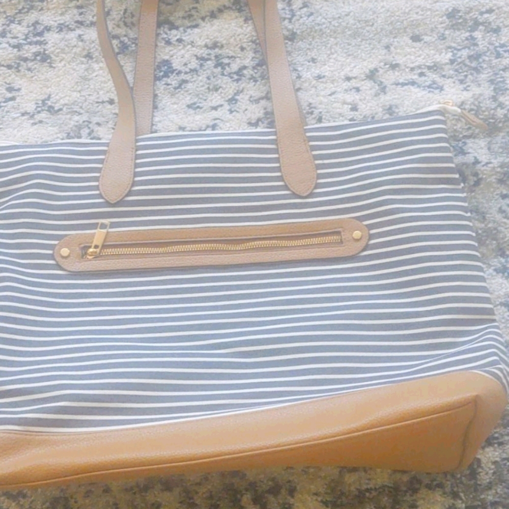 Purse with divided pockets and zipper compartment